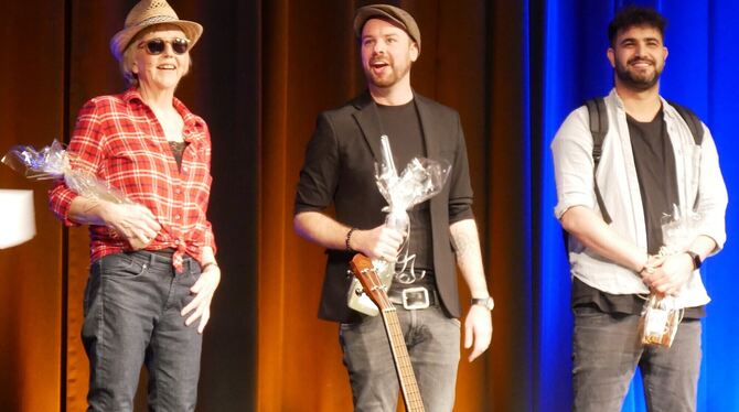 Marianne Schätzle, Bene Reinisch und Amjad (rechts) begeisterten am Freitagabend das Publikum in der Metzinger Stadthalle.