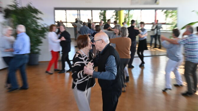 Karl Hamann und Ursula May nutzen auch mit über 80 Jahren noch jede Gelegenheit, um  zu tanzen. Bei der GEA-Leseraktion zum Vale