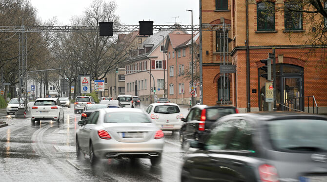 Die Lederstraße soll bei viel Andrang wieder öfter zweispurig befahren werden können, wünscht die Stadtverwaltung.