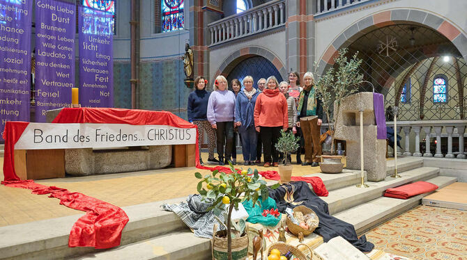 Frauen des Reutlinger Orga-Teams haben die St. Wolfgangskirche für den Weltgebetstag liebevoll dekoriert. FOTO: SCHANZ