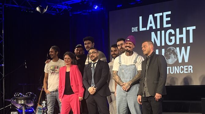 Nebi Tuncer (Mitte, mit Brille) und die Gäste seiner Show posieren am Ende des Abends für ein Gruppenfoto.