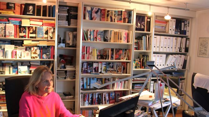 Zuhause in Allensbach: Am Schreibtisch ist Gaby Hauptmann eine sehr konzentrierte Arbeiterin.  FOTO: FRICKER