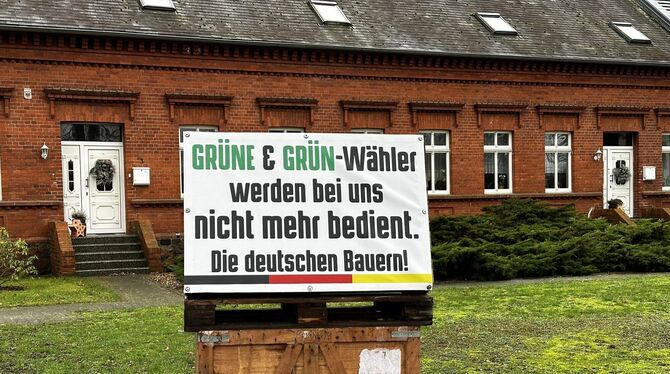 Wegen dieses Plakats prüft die Staatsanwaltschaft im brandenburgischen Neuruppin den Anfangsverdacht der Volksverhetzung.  FOTO