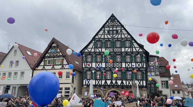 "Pfullingen ist bunt": Die Teilnehmer der Kundgebung lassen Ballons in den Himmel steigen, "damit auch alle anderen Städte und G