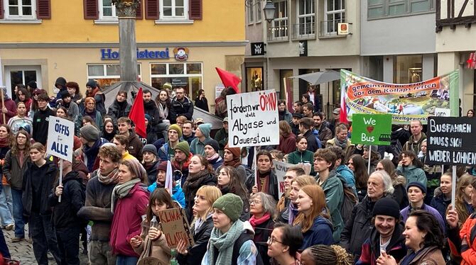 Auf dem Holzmarkt in Tübingen kamen die Teilnehmer zur Kundgebung zusammen.