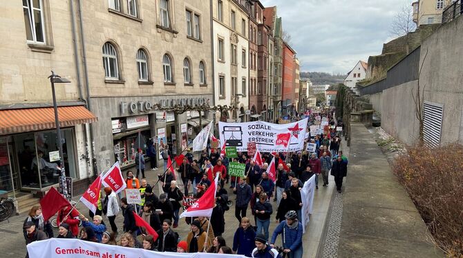 Etwa 800 Menschen zogen protestierend die Mühlstraße hoch. FOTOS: RUNGE