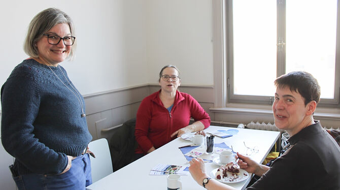 Während die Gäste Schwarzwälder Kirschtorte genossen, vermittelte Andrea Anstädt (links) Wissen zur Bruderhaus Diakonie und Gust