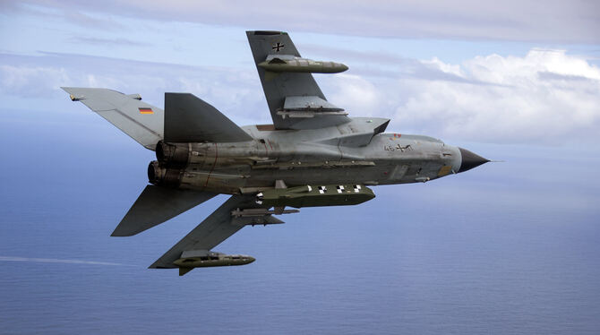 Die von der Bundeswehr herausgegebene Aufnahme zeigt einen Kampfjet Tornado, bestückt mit dem Lenkflugkörper Taurus, im Rahmen d