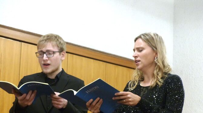 Zwei der Solisten beim Konzert in Sickenhausen: Martin Höhler (Tenor) und Johanna Pommranz (Sopran).