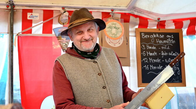 Auf Tiroler Delikatessen hat sich Marktbeschicker Klaus Siebert spezialisiert.