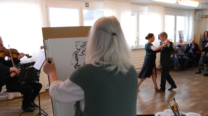 Zeichnen unter Zeitdruck: Bettina Casabianca hat für ihre Malerei nur solange Zeit, wie der Tanz dauert. FOTO: GARBER