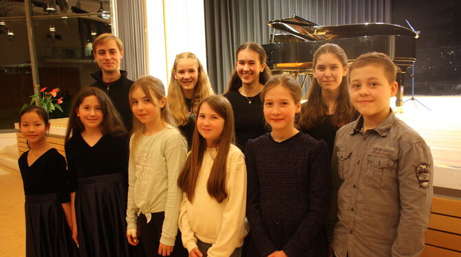 Sie nehmen für die Jugendmusikschule Steinlach am Wettbewerb »Jugend musiziert« teil (vorne von links): Amélie Zhu, Elena Fink,