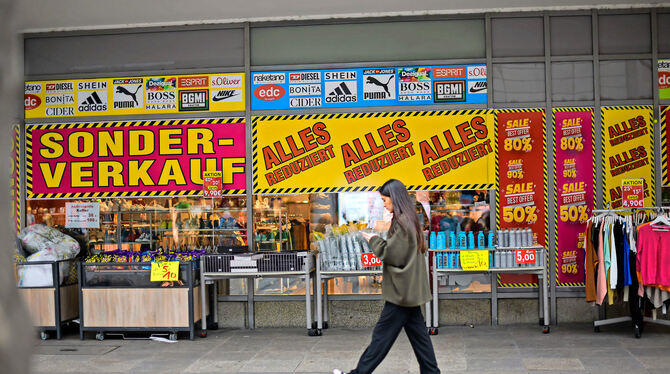 Schnäppchenladen an der unteren Königstraße. Einst war hier Karstadt zu Hause, künftig soll es Büros geben.  FOTOS: LG/KOVALENKO