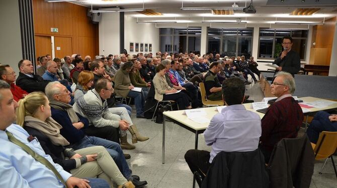 Dr. Hendrik Bednarz (mit Mikrofon) bat um Mithilfe bei der Aufgabe der Unterbringung von Flüchtlingen. GEA-FOTO: BARAL