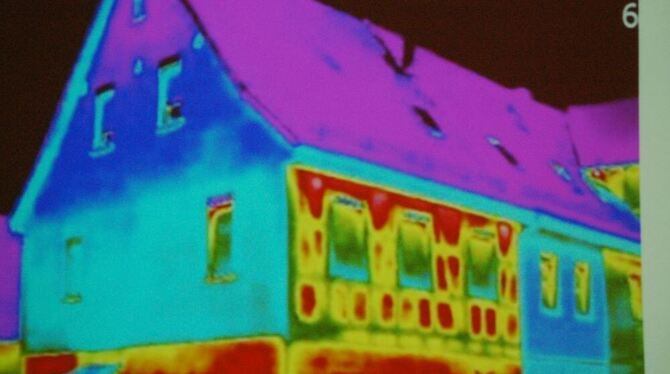 Die Thermografie-Aufnahme eines Altbaus zeigt, wo am meisten Wärme entweicht und wo damit durch Dämmung besonders viel erreicht