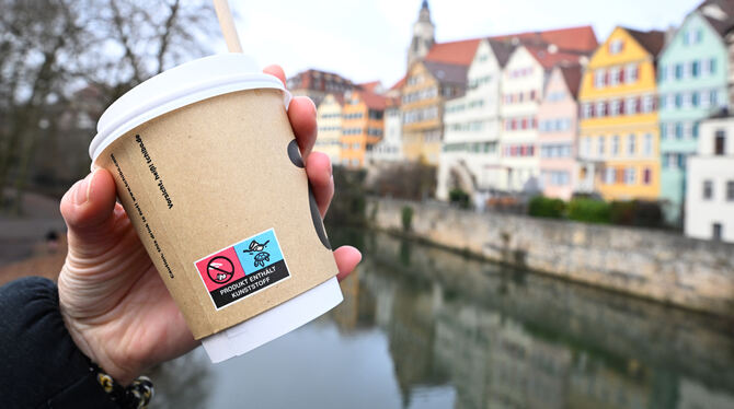 Einweg-Kaffeebecher, Pizzaschachteln und ähnliches sind ein Problem in Tübingens Altstadt. Die Abfalleimer quellen oftmals über