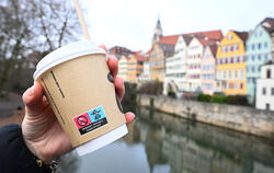 Einweg-Kaffeebecher, Pizzaschachteln und ähnliches sind ein Problem in Tübingens Altstadt. Die Abfalleimer quellen oftmals über