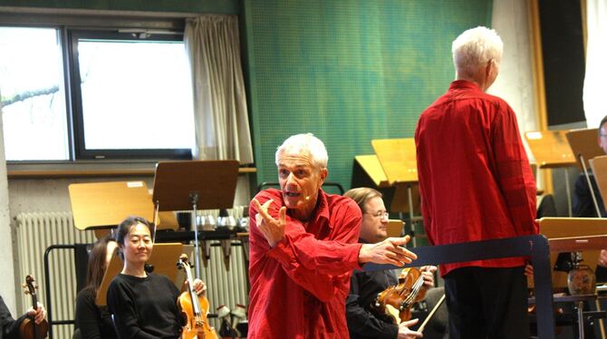 Erzähler Marko Simsa mimt beim »Zookonzert« einen Elefanten. Komponist und Dirigent Erke Duit (ebenfalls in Rot) konzentriert si