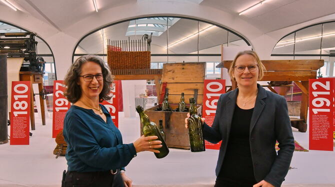 Ein Prosit auf die gelungene Mössinger Stadtjubiläumsausstellung Kulturamtschefin Silvia Maier und Museumsleiterin Franziska Blu