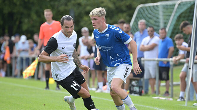 Macht seinen Gegnern mit seiner quirligen und frechen Spielweise das Leben schwer:  VfL Pfullingens Rechtsverteidiger Simon Gorr