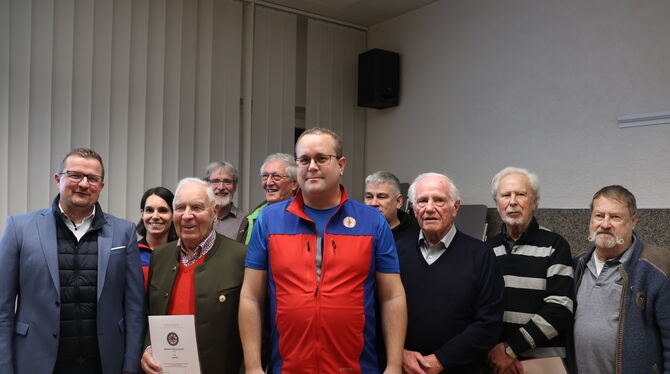 Die Ehrungen belegen die Treue zur Bergwacht: Gründungsmitglied Werner Wohlfahrt (Dritter von links) wurde für 70 Jahre Mitglied