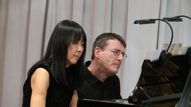 Vierhändiges Klavierspiel mit Kraft und Finesse: Shoko Hayashizaki und Michael Hagemann im Spitalhofsaal.