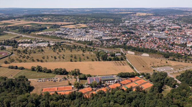 Das Freizeitgelände Bongerwasen am Metzinger Stadtrand. Zwischen den Tennisplätzen und dem  Ferientagheim (Mitte, an den alten B