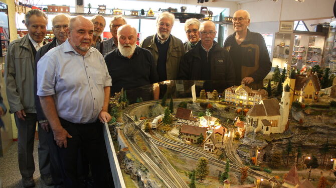 Zehn Männer trafen sich am Samstag im Tübinger Museum Boxenstop - an jener Modelleisenbahn, die sie als Absolventen der katholis