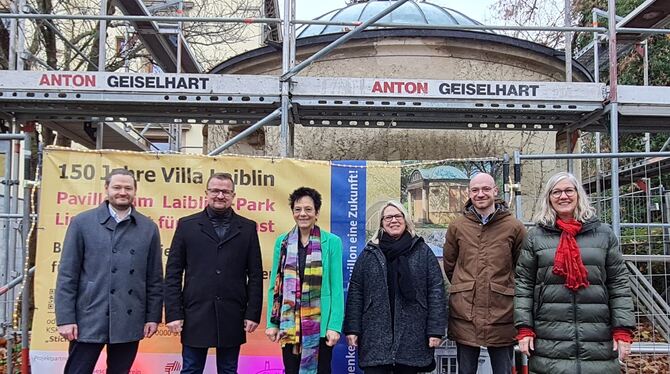 Die Jury des Schreibwettbewerbs vor dem eingerüsteten Pavillon (von links): Alexander Tomisch (Volkshochschule), Bürgermeister S