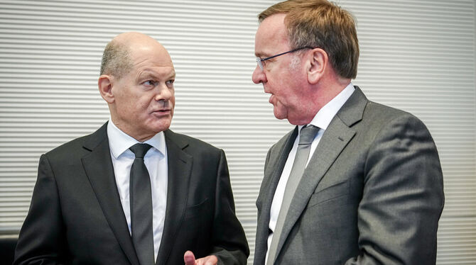 Kanzler Olaf Scholz (links) schickt Boris Pistorius (SPD) in den Verteidigungsausschuss.  FOTO: NIETFELD/DPA