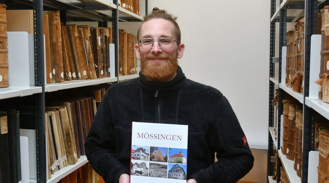 Stadtarchivar David Bauer mit dem neuen Mössinger Stadtgeschichtsbuch.