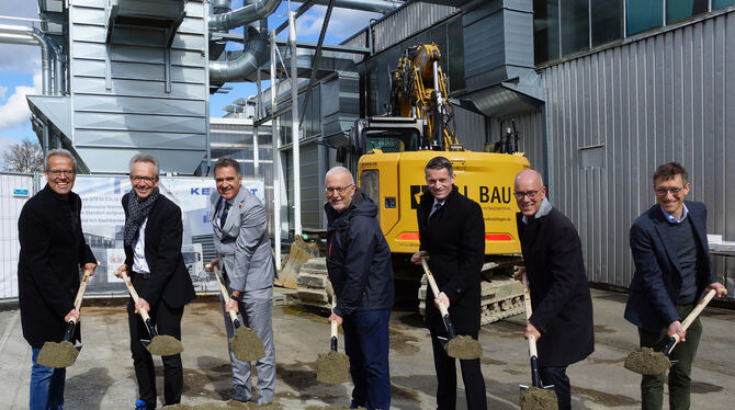 Beim Spatenstich zur neuen Heizzentrale der Dußlinger Kemmlit-Bauelemente GmbH (von links): Stefan Ade (Architekt und Planer), P