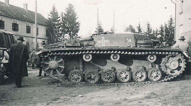 Ein Panzer der Wehrmacht im Landkreis Reutlingen vor mehr als 80 Jahren. Bei der Online-Archivsprechstunde werden solche alten A