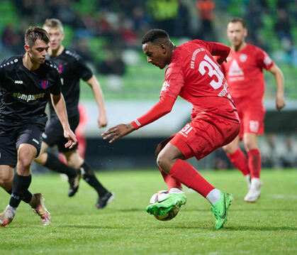 Felix Limbach (links) im Zweikampf mit Onesi Kuengienda vom SSV Reutlingen.