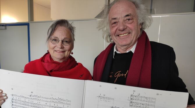Die Chorvorsitzende Irene Kellner-Langanky und Dirigent Martin Künstner mit der Partitur von Pärts »Johannespassion«.