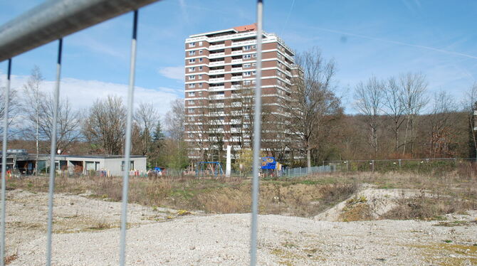 Grube statt Häusern:  Die Fläche des ehemaligen Gemeindezentrums Neugreuth liegt im Dornröschenschlaf .