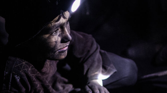 Junge  in einem  Kohlebergwerkschacht  in der afghanischen Provinz Baghlan.  EU-Lieferkettengesetz soll unter anderem Kinderarb