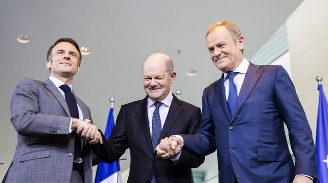 Das große Händeschütteln zwischen den Regierungschefs Frankreichs, Deutschlands und Polens.  FOTO: SOEDER/DPA