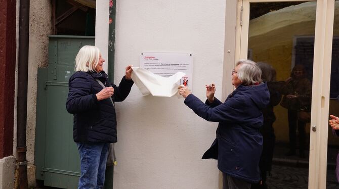 Enthüllung der Gedenktafel am Beginenhaus in Reutlingen durch Vertreterinnen der Frauengeschichtswerkstatt.  FOTO: PRIVAT