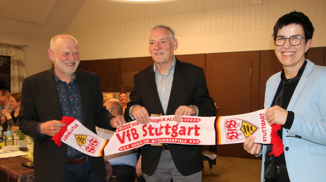 Wengerter mit einem großen Herz für den VfB Stuttgart: Zum Abschied bekam Geschäftsführer Jörg Waldner (Mitte) von Gerhard Fritz