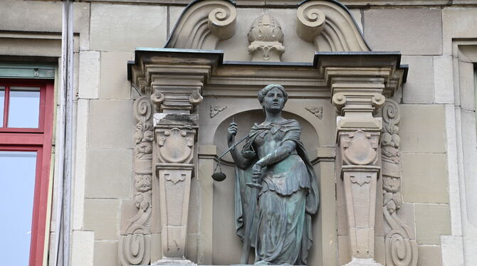 Die Justitia an der Fassade des Amtsgerichts Reutlingen.