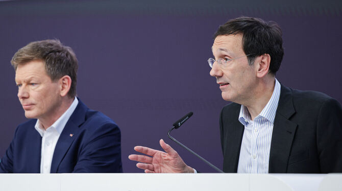 Bahnchef Richard Lutz (links) und Finanzvorstand Levin Holle stellen die Bilanz für 2023 vor.  FOTO: ALBERT/DPA