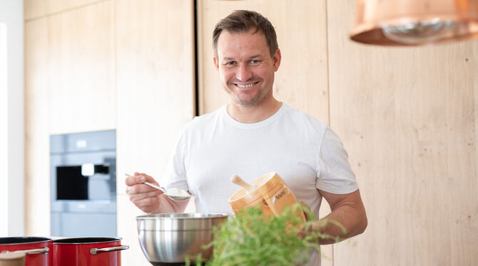 Freut sich riesig über seinen ersten Michelin-Stern: Simon Tress aus Hayingen-Ehestetten.  FOTO: SCHANZ