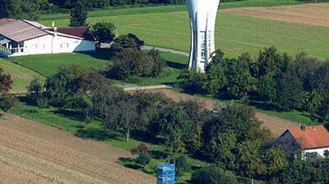 Häslachs markante Punkte: der Wasserturm, an dem auch die Nachbarn Schlaitdorf und Altenriet hängen, und der Turm der evangelischen Kirche, der renoviert wird.
LUFTBILD: GROHE