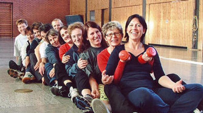 Kerstin Kohl-Opitz (vorne) mit ihrer Fitnessgruppe für Frauen. Eines von vielen Angeboten, die gefährdet sind, sollte die alte Turnhalle tatsächlich nicht mehr in bisherigem Umfang zur Verfügung stehen.
FOTO: PR