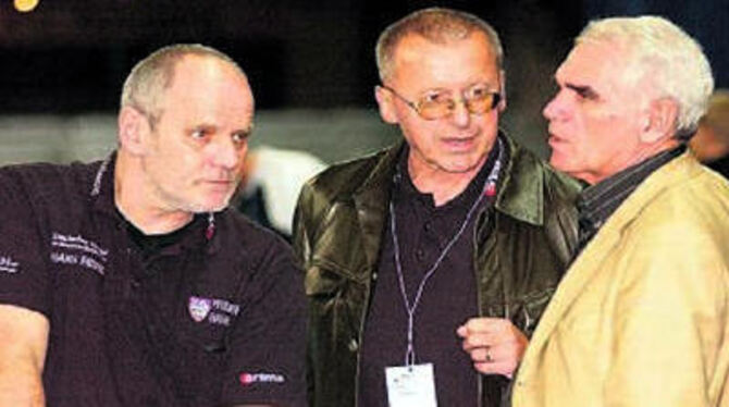 Guter Rat ist teuer. Gottfried Staiger, Erich Schwaibold und Alfred Mayer (von links) aus der Führungsmannschaft des VfL beraten sich.
FOTO: NIETHAMMER