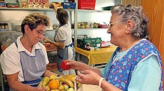 Einkaufen im billigen Tafelladen: Bei immer mehr Menschen reicht das Geld heute nicht mal mehr für den normalen Supermarkt.
FOTO: DPA