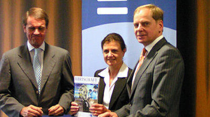 Heute an den Lenkseilen der IHK Reutlingen: (von links) Präsident Eberhard Reiff, Kommunikations-Leiterin Ulrike Fleischle und Hauptgeschäftsführer Wolfgang Epp.
GEA-FOTO: PFI