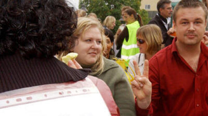 Rote Wurst und offene Worte: Streik an der Uni-Klinik.
GEA-FOTO: NIETHAMMER