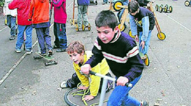 Ramazan (vorne) und Marvin verbessern spielend ihre Koordination.
GEA-FOTO: VÖHRINGER